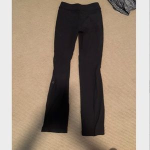 black Lululemon yoga pants with pockets on back